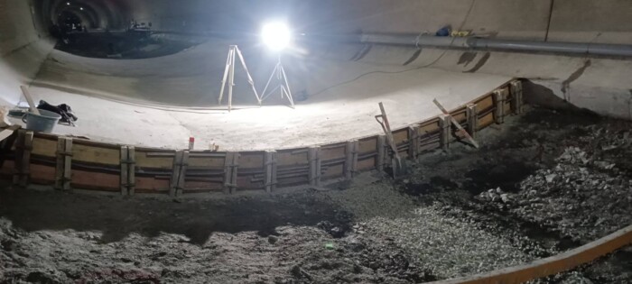 トンネルインバート止水板挟み込み