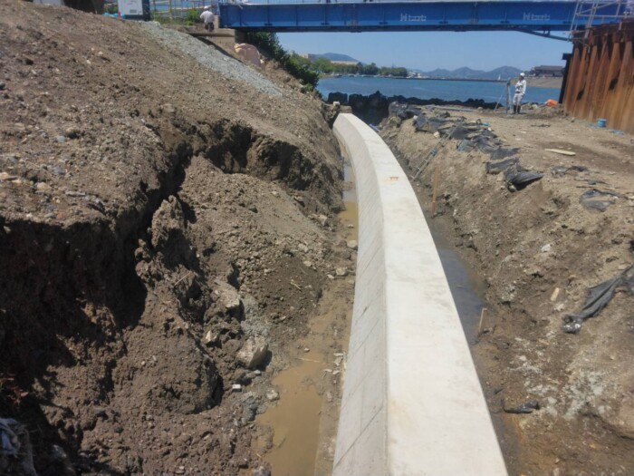 護岸工　張りブロック基礎